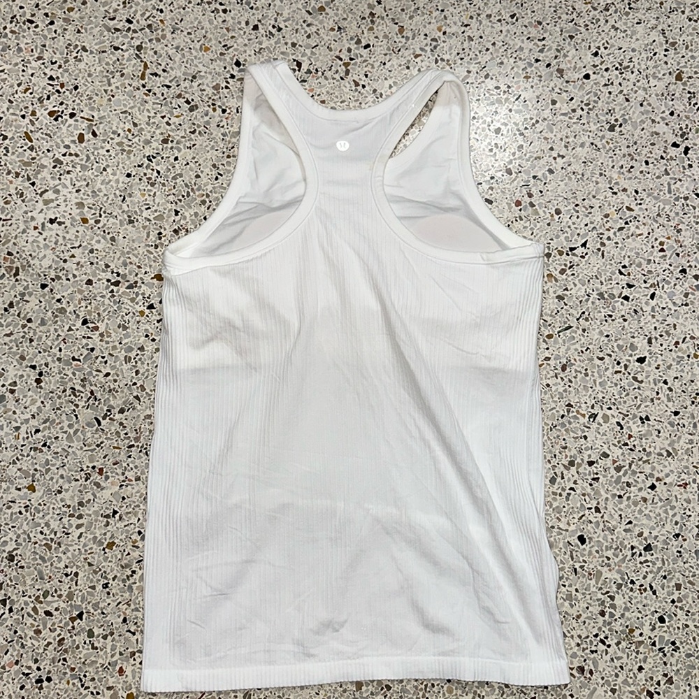 EUC Lululemon white ribbed tank 8 built in bra